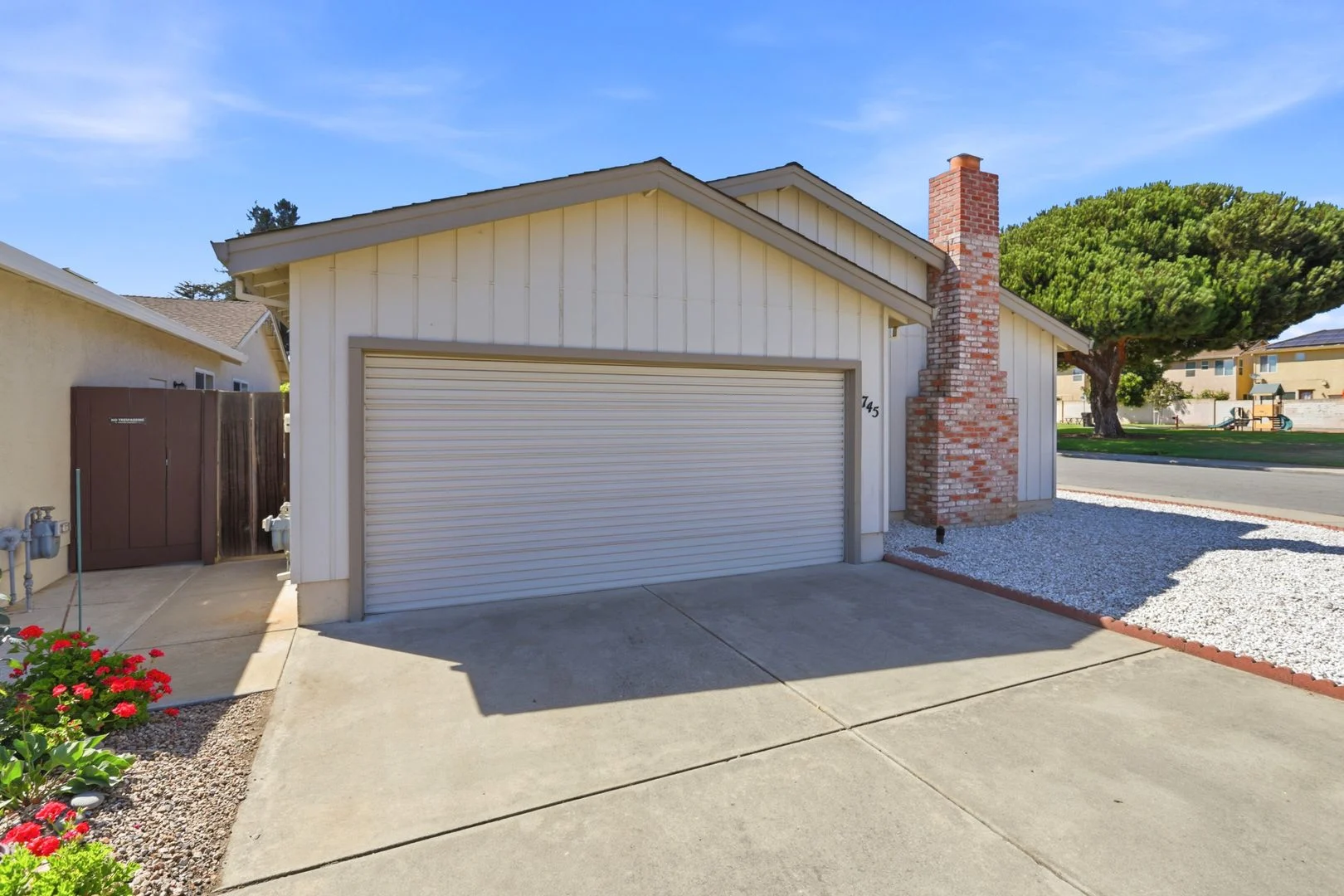 745 Cedar Dr photo 2