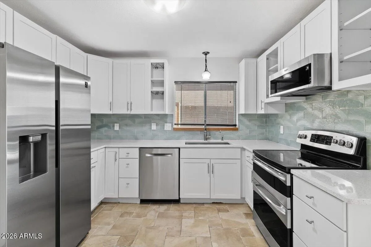 730 N Sycamore photo 3
