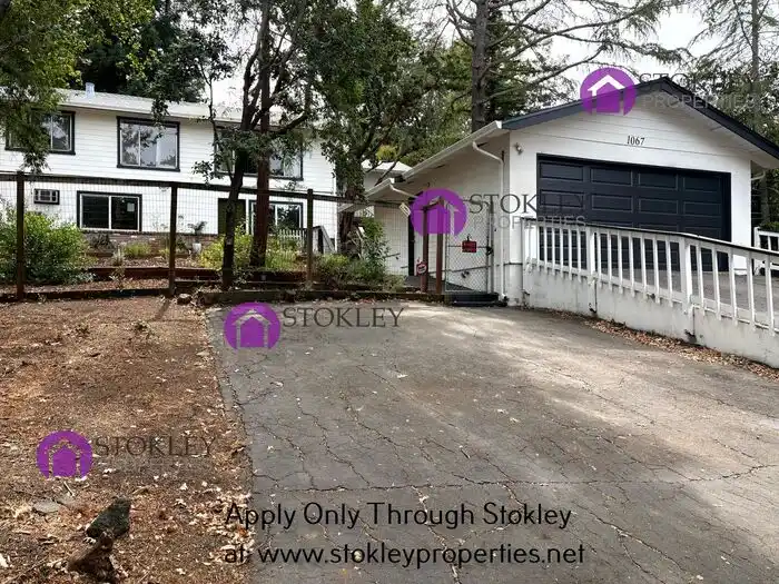 1067 Ridge Park Dr photo 2