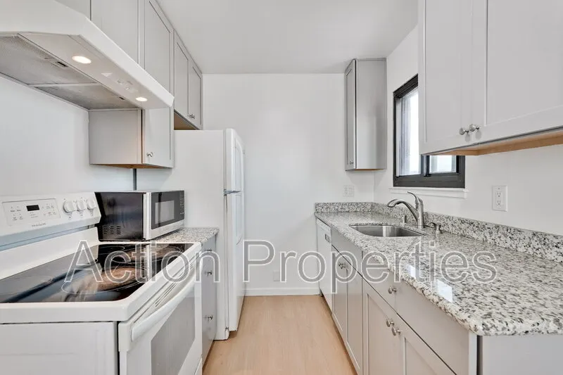 709 6th Ave photo 4