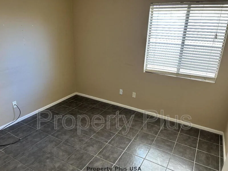 43591 W Colby Dr photo 2