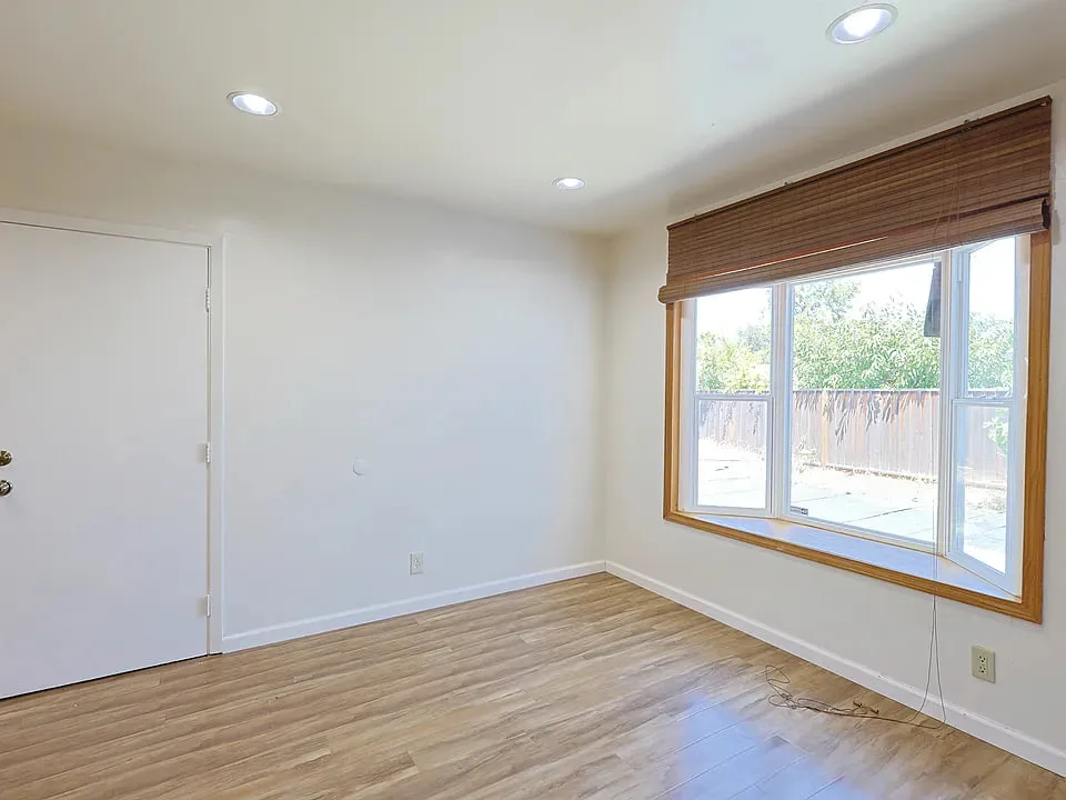 1672 Nightingale Ave photo 4