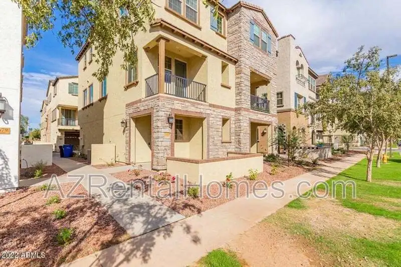 1683 E Dogwood Ln photo 3