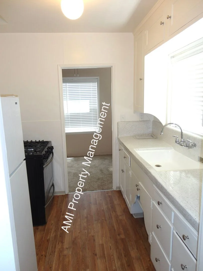 Updated One Bedroom Cottage!!