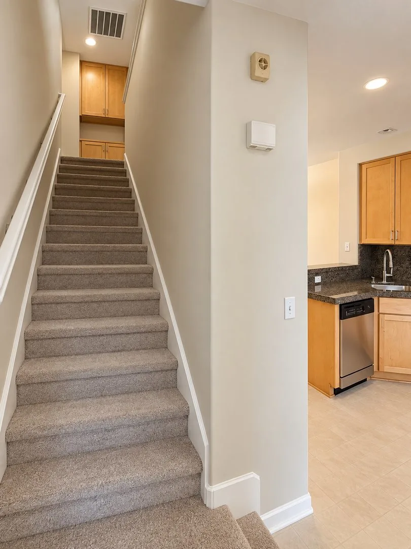 Beautiful updated luxury townhouse looking for new tenants photo 3