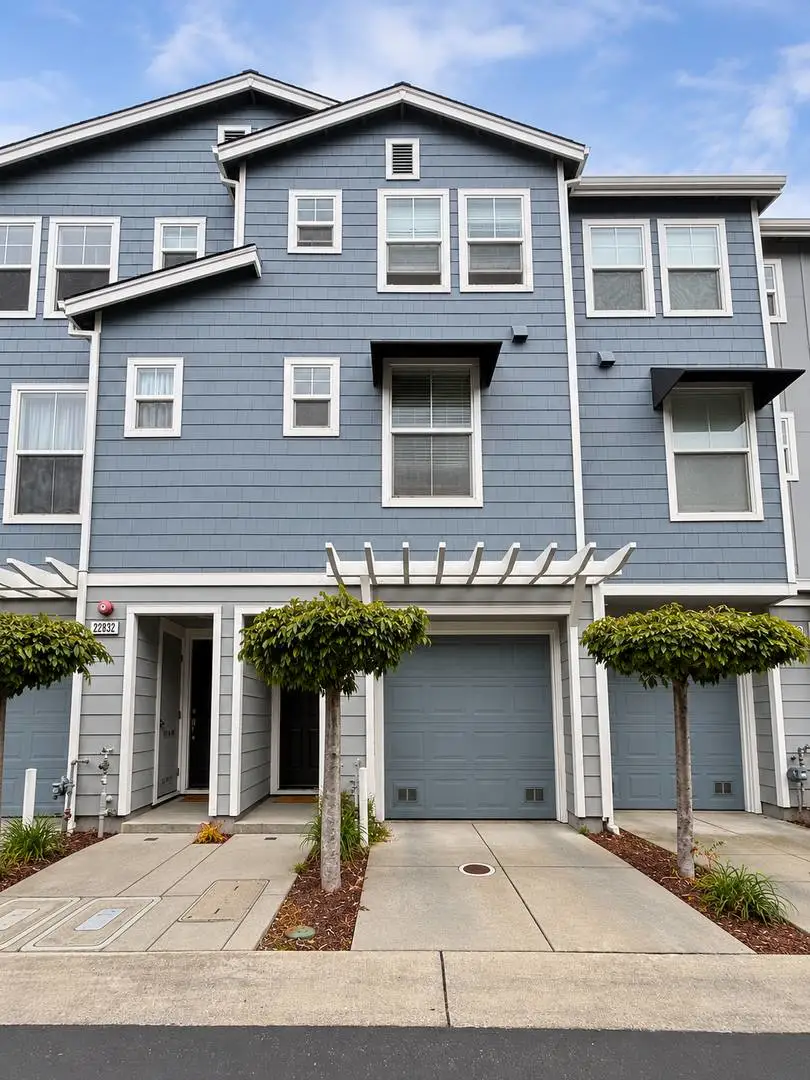 Beautiful updated luxury townhouse looking for new tenants