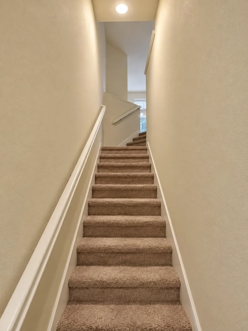Beautiful updated luxury townhouse looking for new tenants photo 2