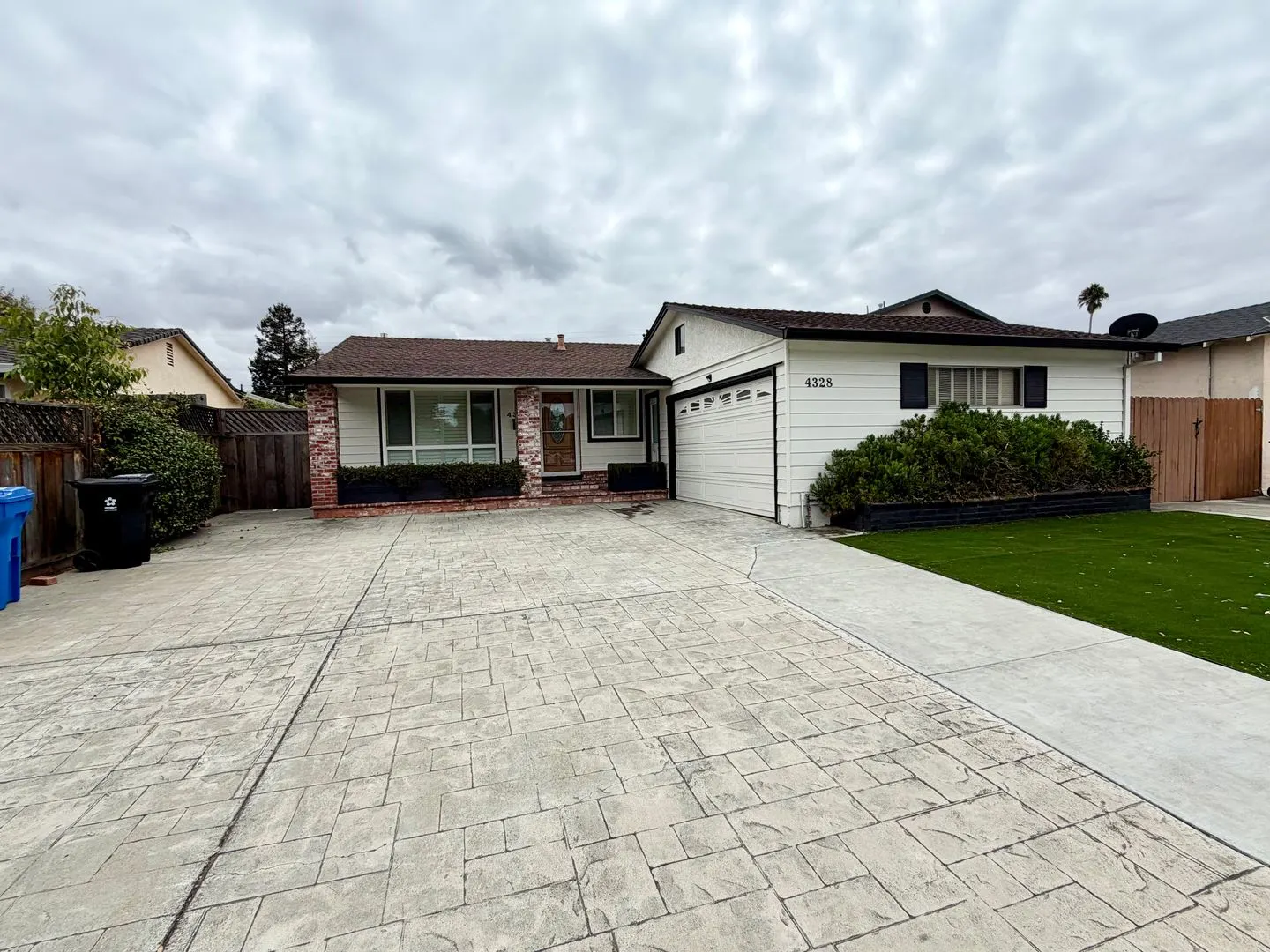 Modern 3 Bedroom 2 Bath !