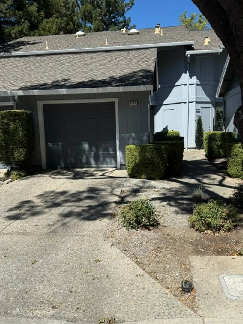 Charming 2BD/2.5BA Townhouse in Desirable Pleasanton Location!