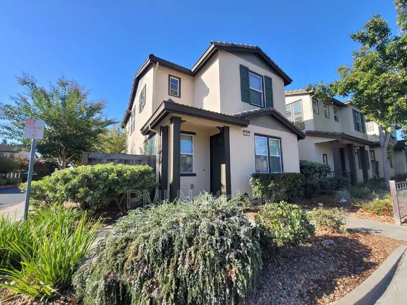 1601 Centennial Dr photo 3