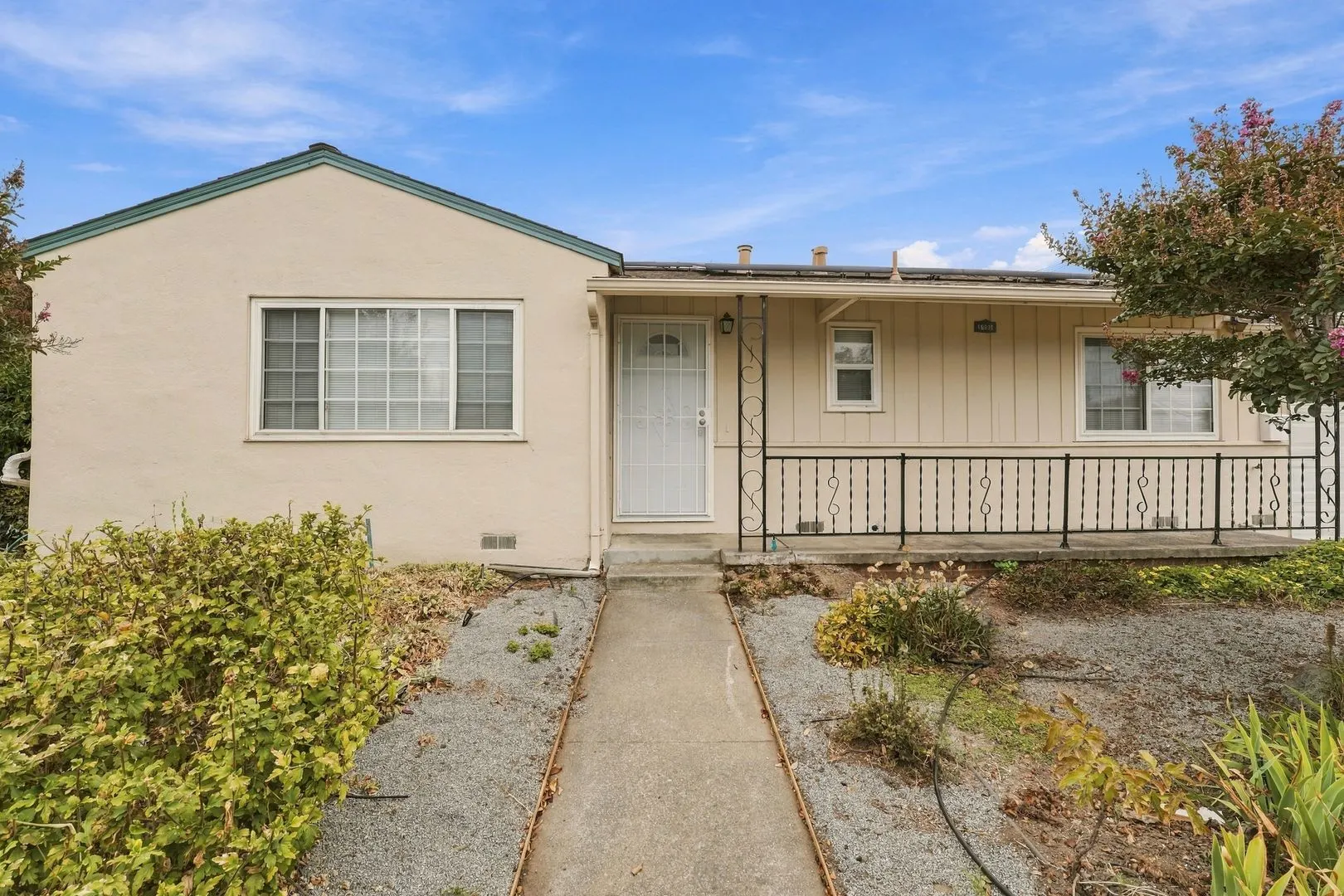 Freshly Remodeled 3-Bedroom San Lorenzo Corner Lot Home w/ Solar photo 3
