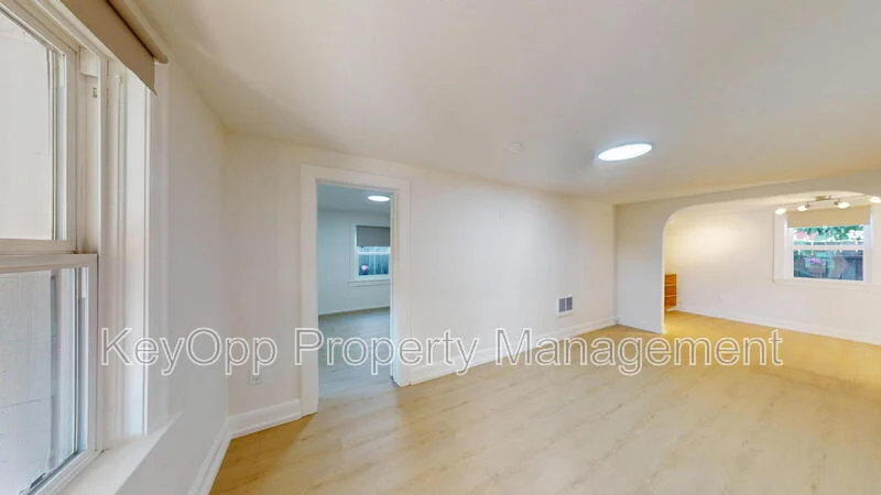 150 Nottingham Ave photo 4