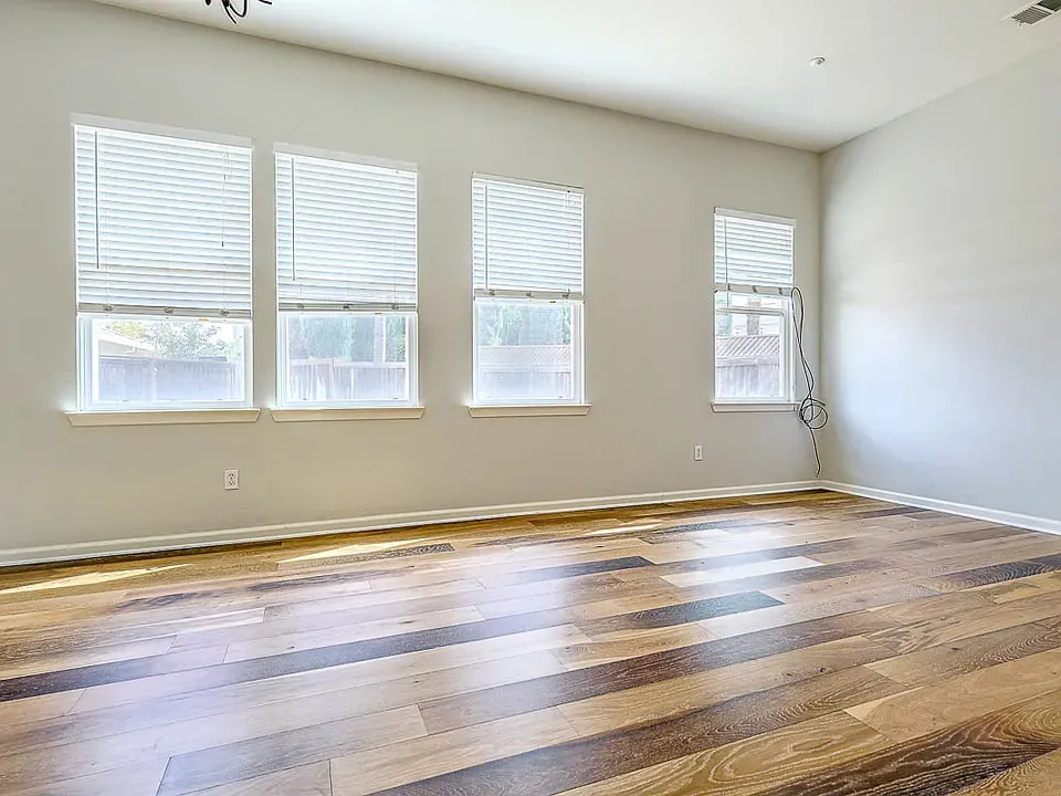 578 Rainier St photo 4