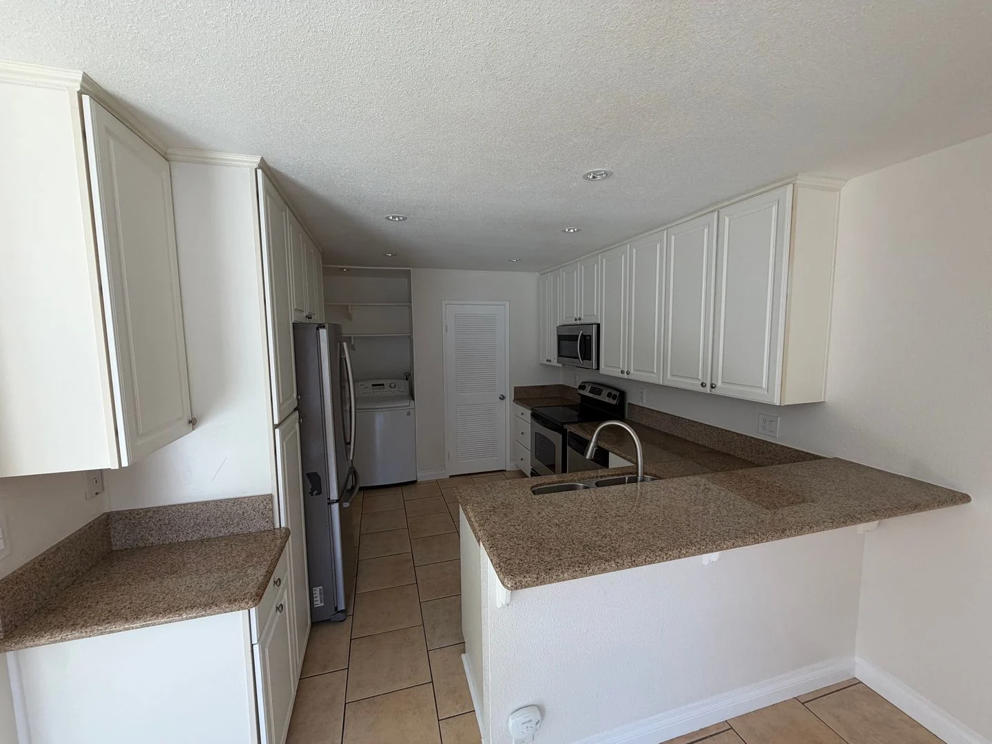Spacious 3 Bedroom with Large Outdoor Space! photo 5