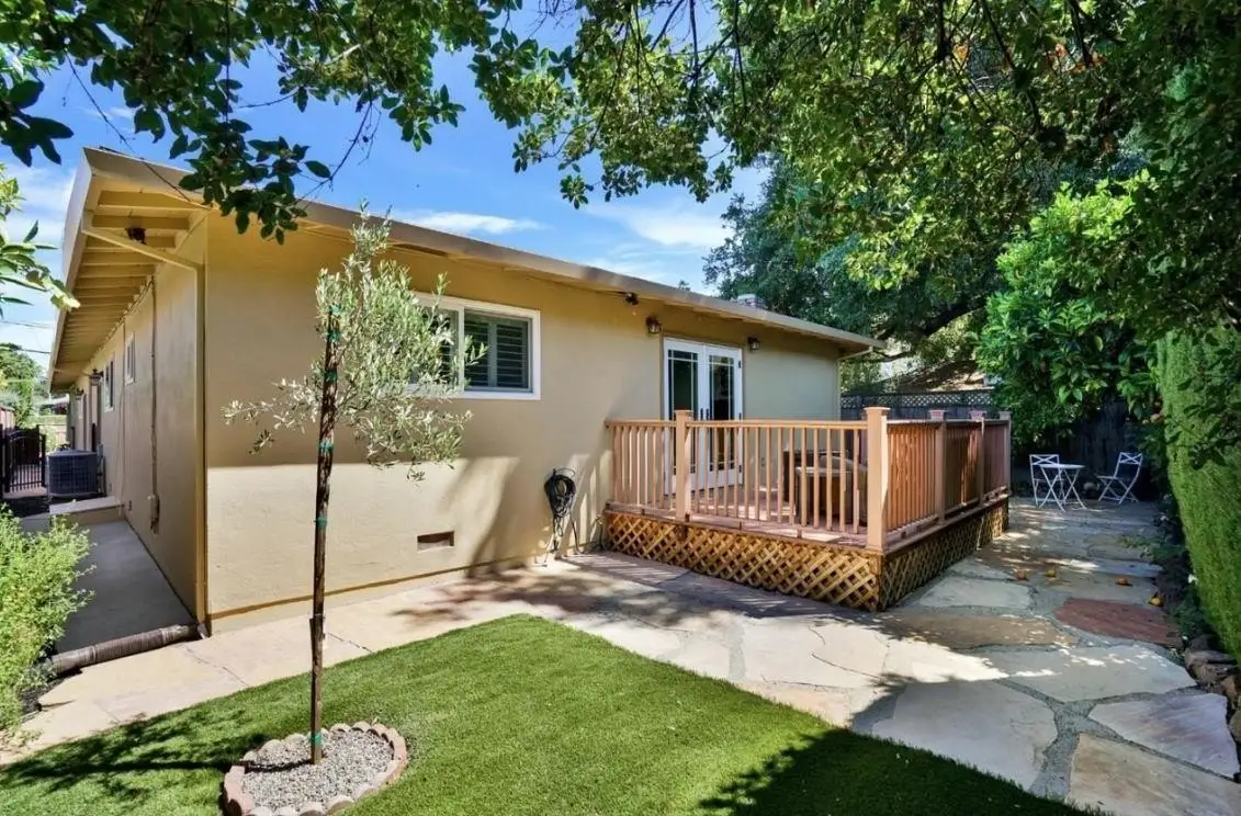 126 Oakwood DR photo 3
