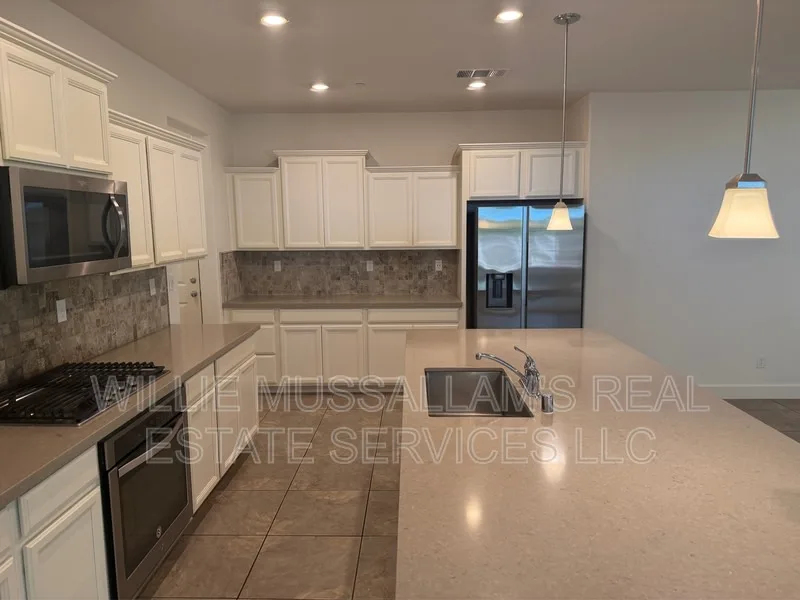 1388-1390 S Dairy Drive - 1388 photo 4