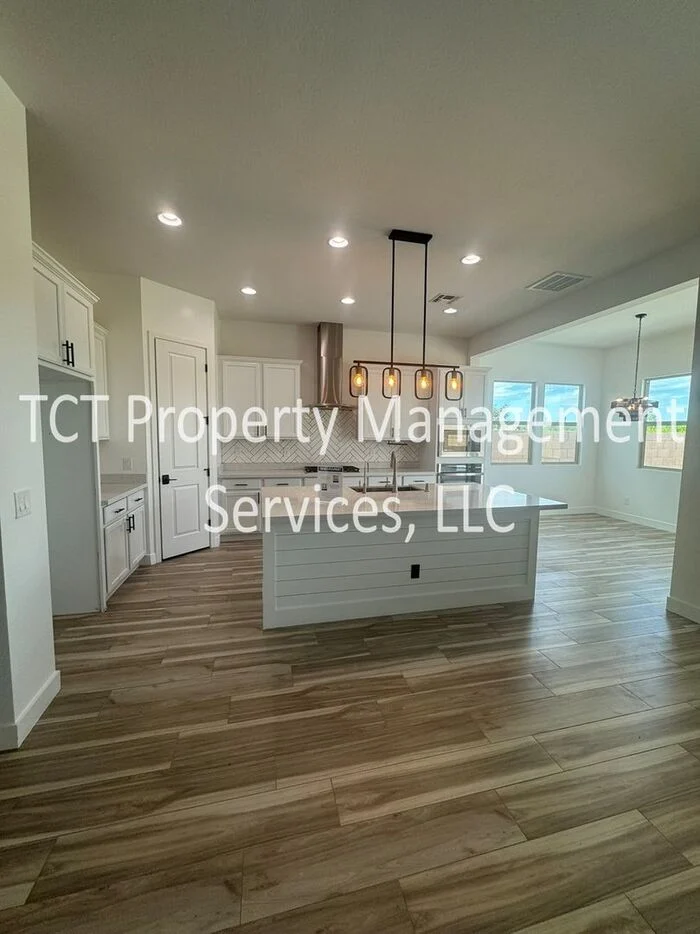 10740 Thatcher Avenue photo 3