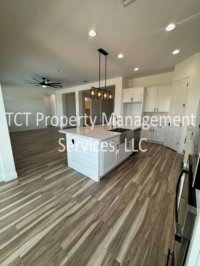 10740 Thatcher Avenue photo 4