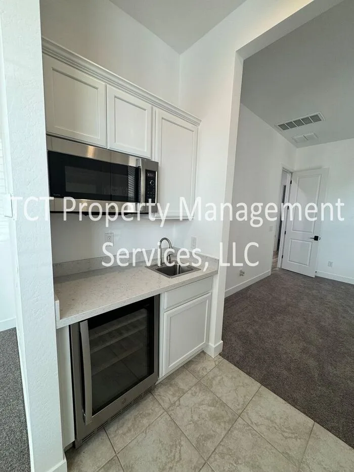 10740 Thatcher Avenue photo 5