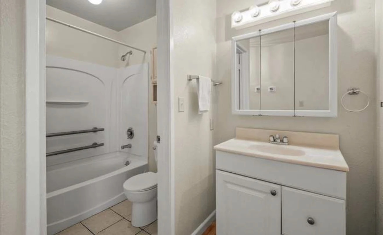 1084 Mohr Ln Apt D photo 5