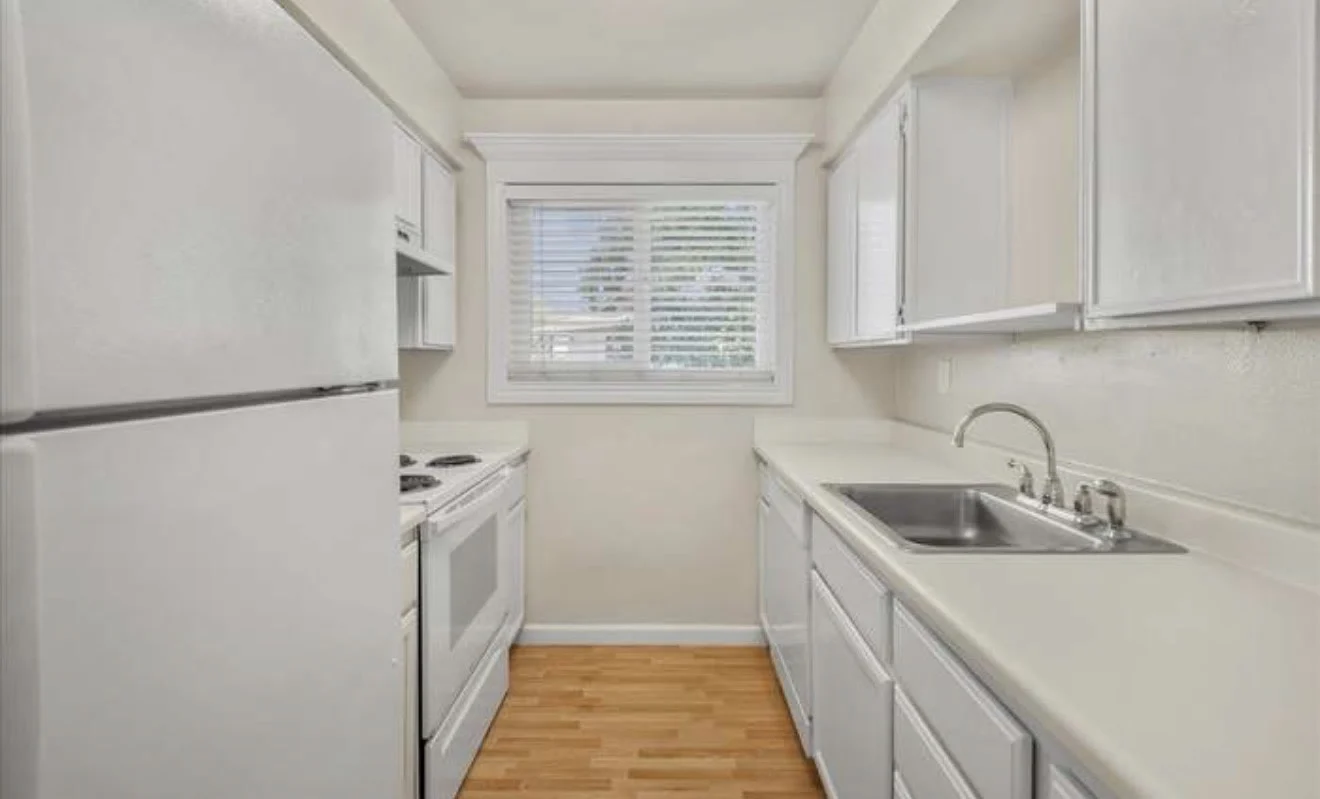 1084 Mohr Ln Apt D photo 2
