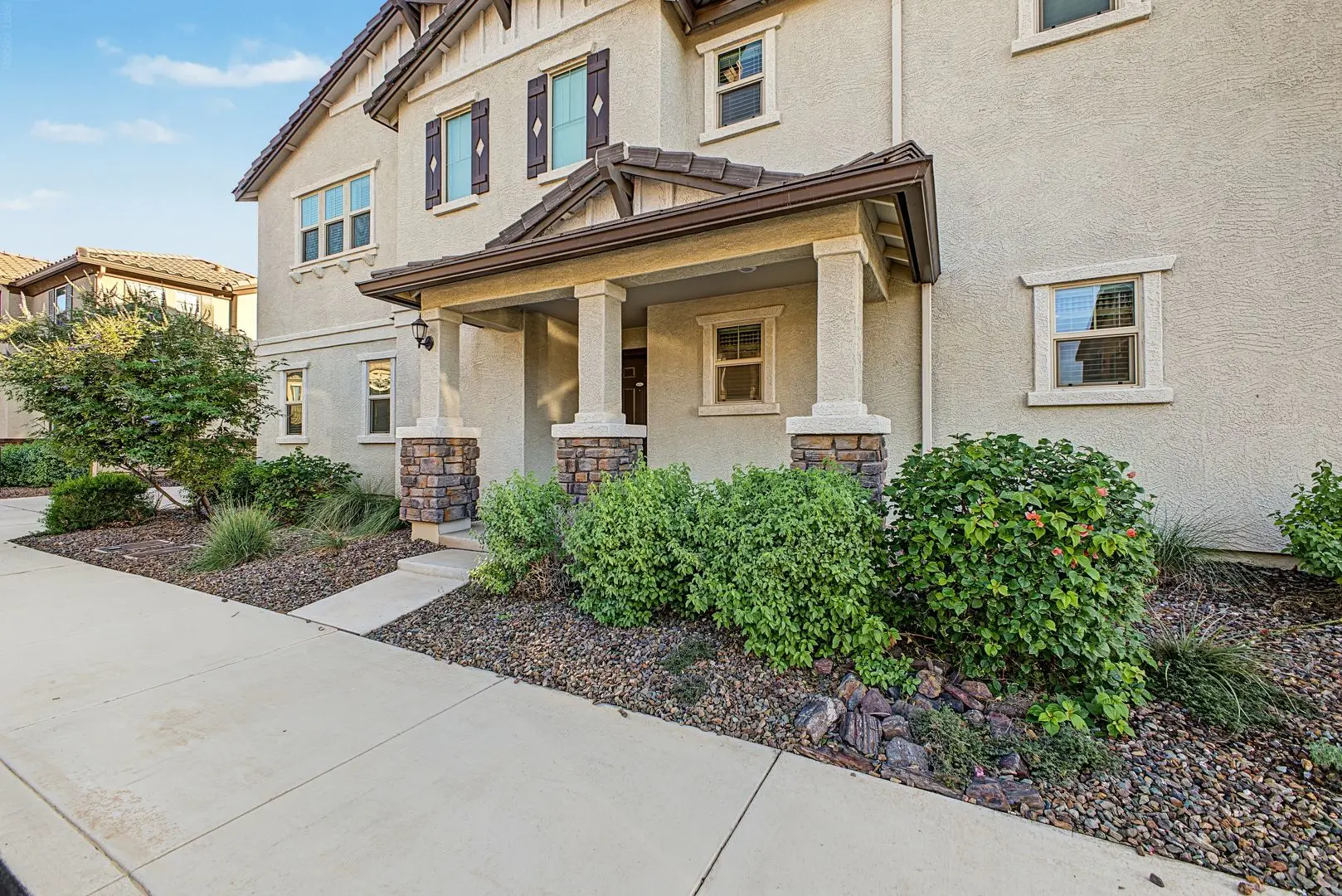 Beautiful 3-bedroom Home With Loft, Den &amp; Upgraded Kitchen photo 3