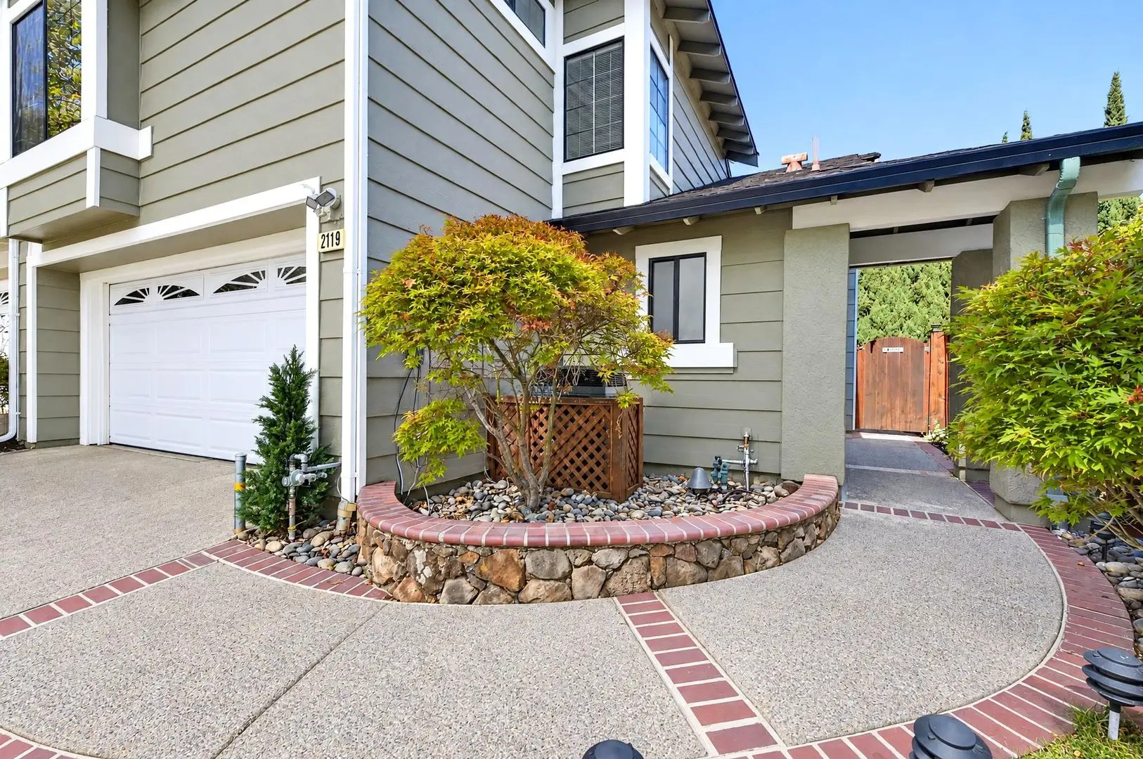 Beautiful Martinez Townhome | Vaulted Ceilings |Private Yard | 2-Car Garage photo 5