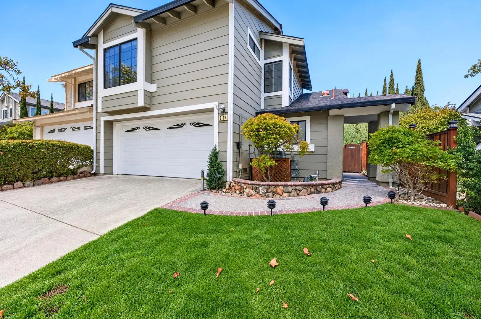 Beautiful Martinez Townhome | Vaulted Ceilings |Private Yard | 2-Car Garage photo 2