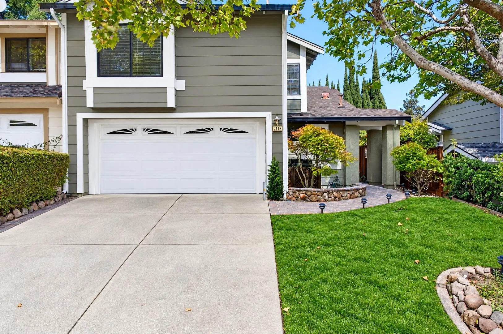 Beautiful Martinez Townhome | Vaulted Ceilings |Private Yard | 2-Car Garage photo 3