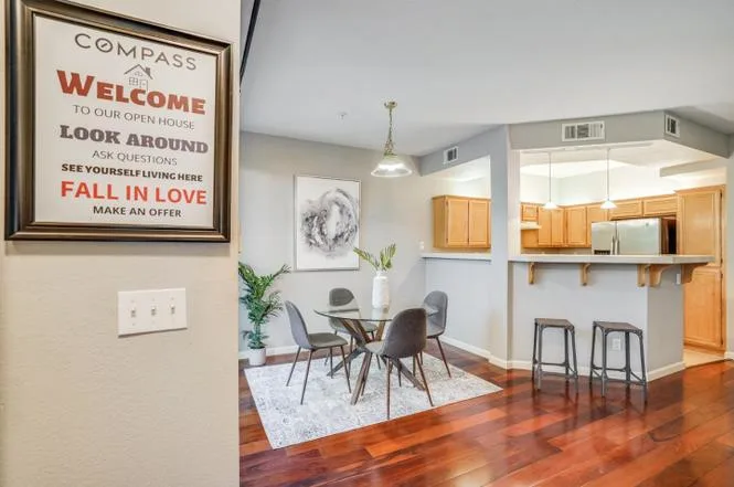 582 Manhattan Pl photo 3