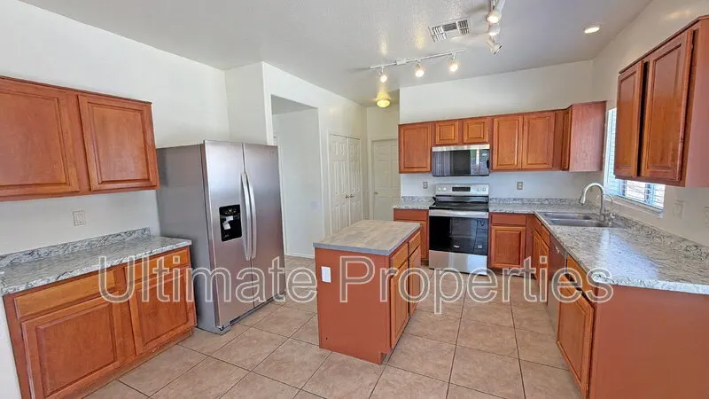 6431 W Whyman Ave Phoenix, AZ 85043 photo 2