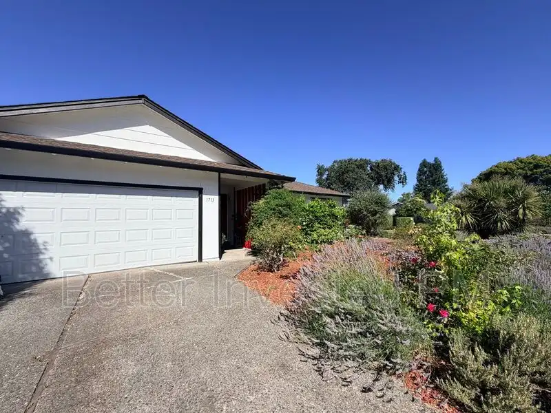1713 Mariposa Dr Santa Rosa, CA 95405 photo 2