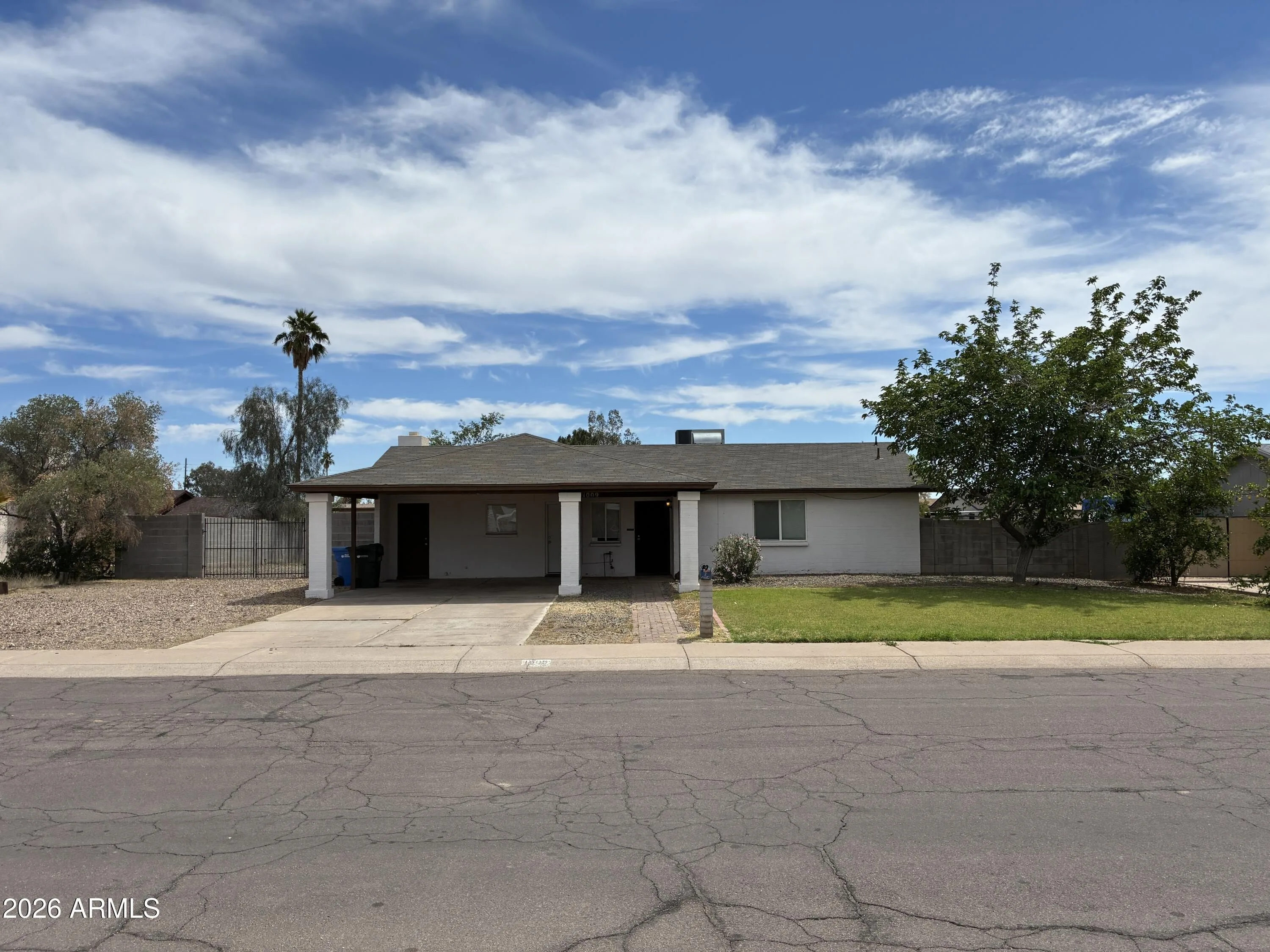 1009 W Michelle Dr photo 2