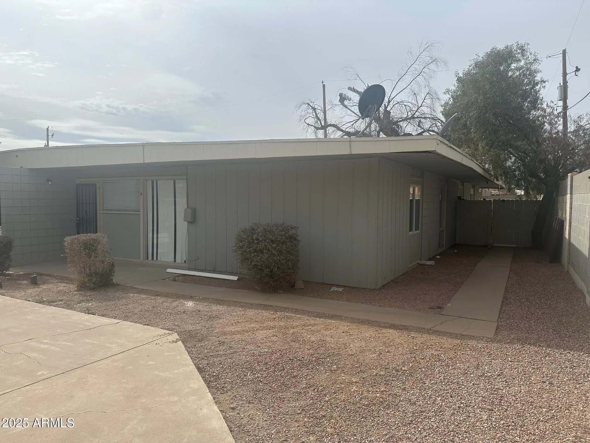 2028 W Cactus Rd photo 2