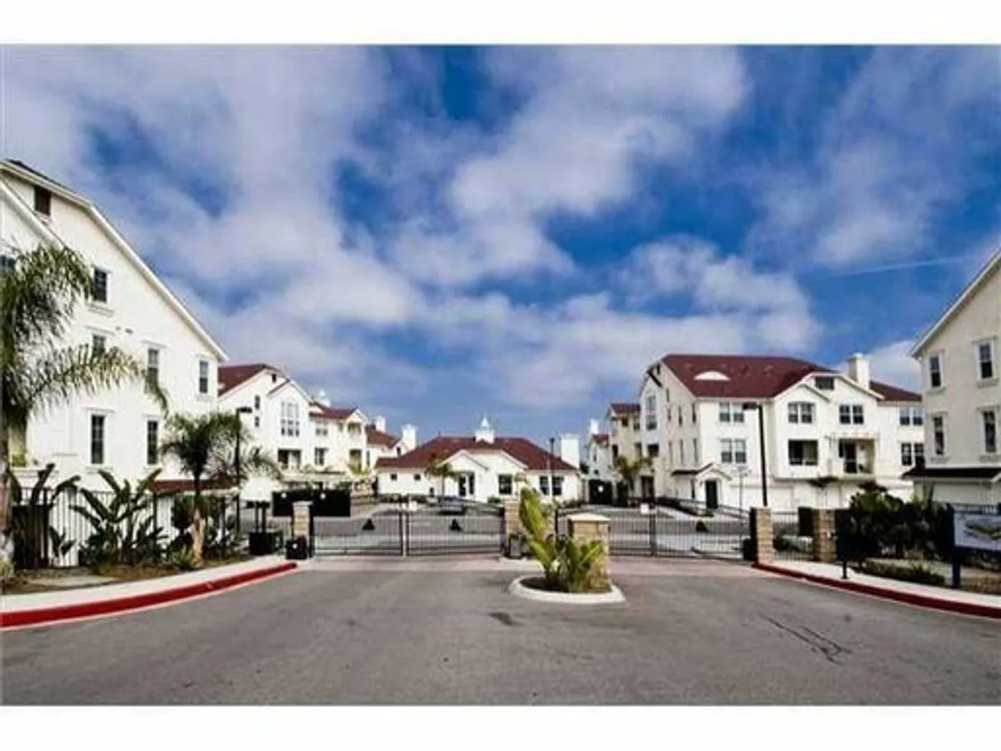 Gated Community - 2 bedroom, 2.5 bath Townhome in the heart of Oceanside