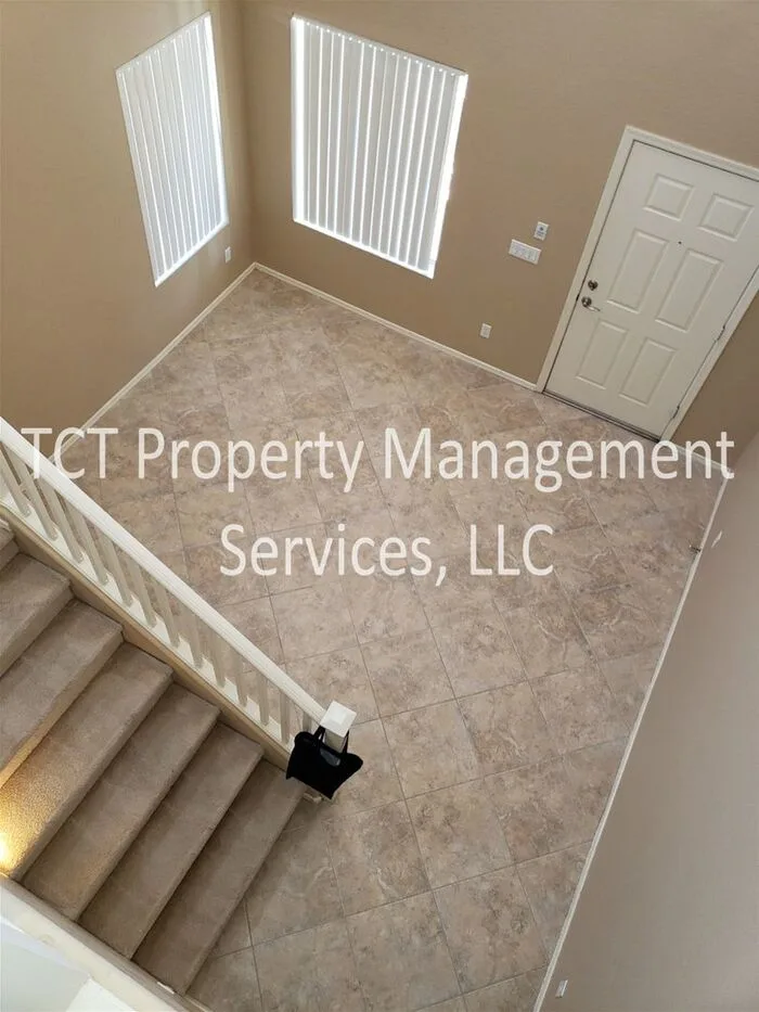 2924 East Crescent Way photo 4