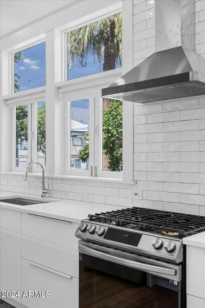 SPECIAL!!  MOVE IN BY 8/1, $1500 OFF 1ST MONTH!!!   Roosevelt Row historic and updated home close to everything downtown! Truly unique!!!  Absolute stunner that is an Oasis in the City!!!  Everything redone!!  True Charmer!!! photo 4