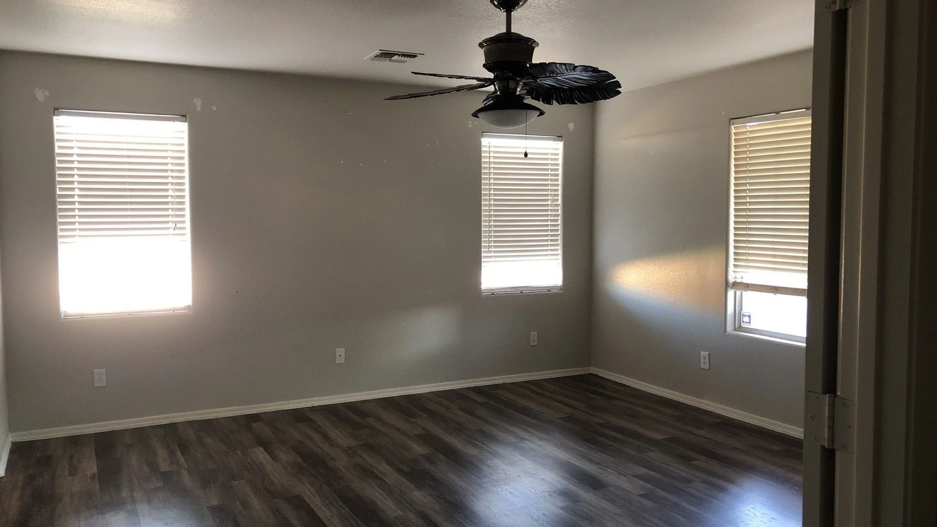 * COMING SOON *THIS IS A STUNNING AND COZY 3 BEDROOM, 2 BATHROOM HOME SINGLE STORY HOME photo 5