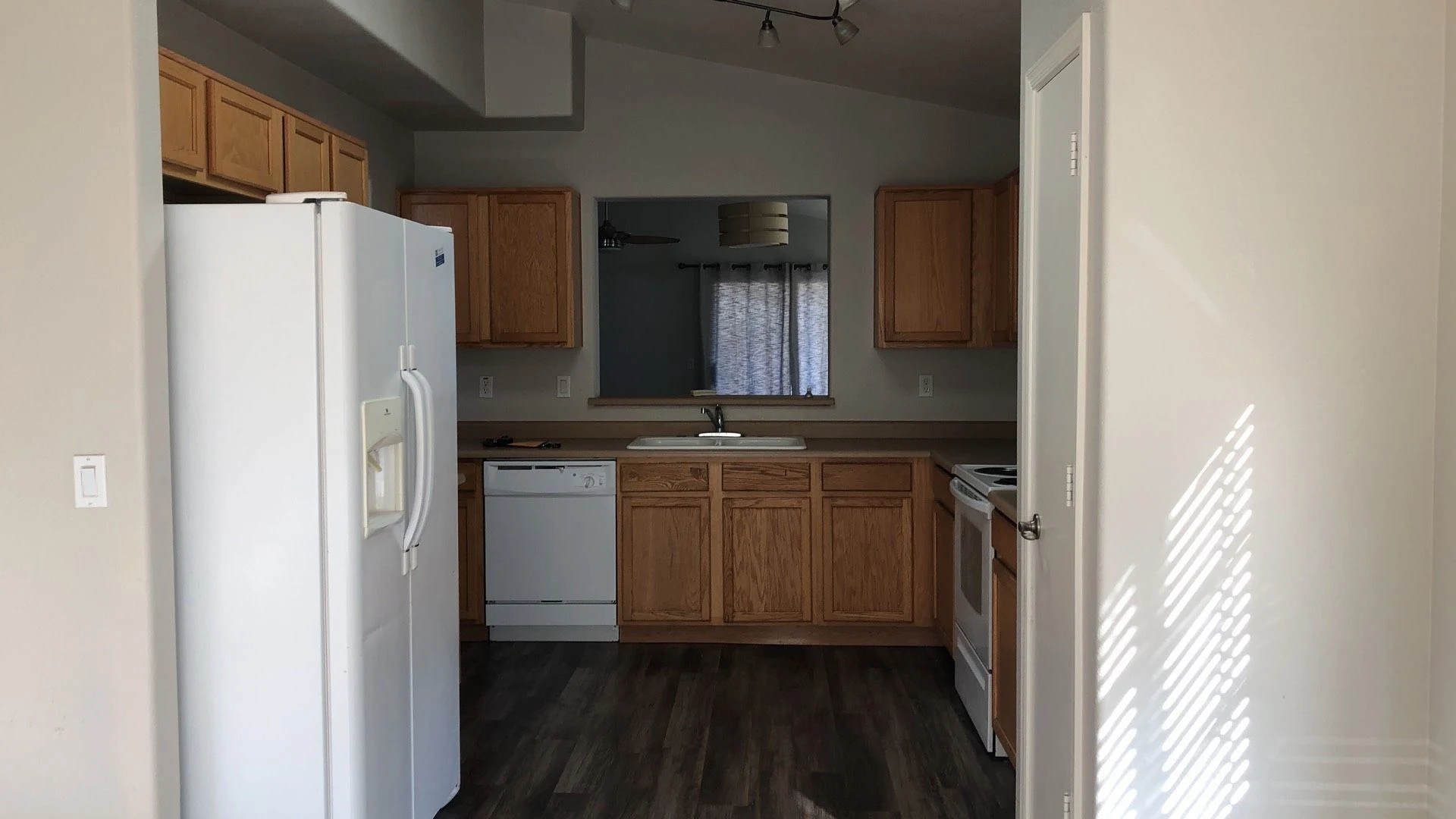 * COMING SOON *THIS IS A STUNNING AND COZY 3 BEDROOM, 2 BATHROOM HOME SINGLE STORY HOME photo 4