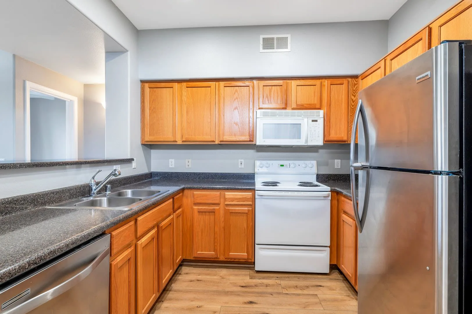 Upscale Condo in Highly Desirable Edge at Grayhawk! Available Now. photo 2