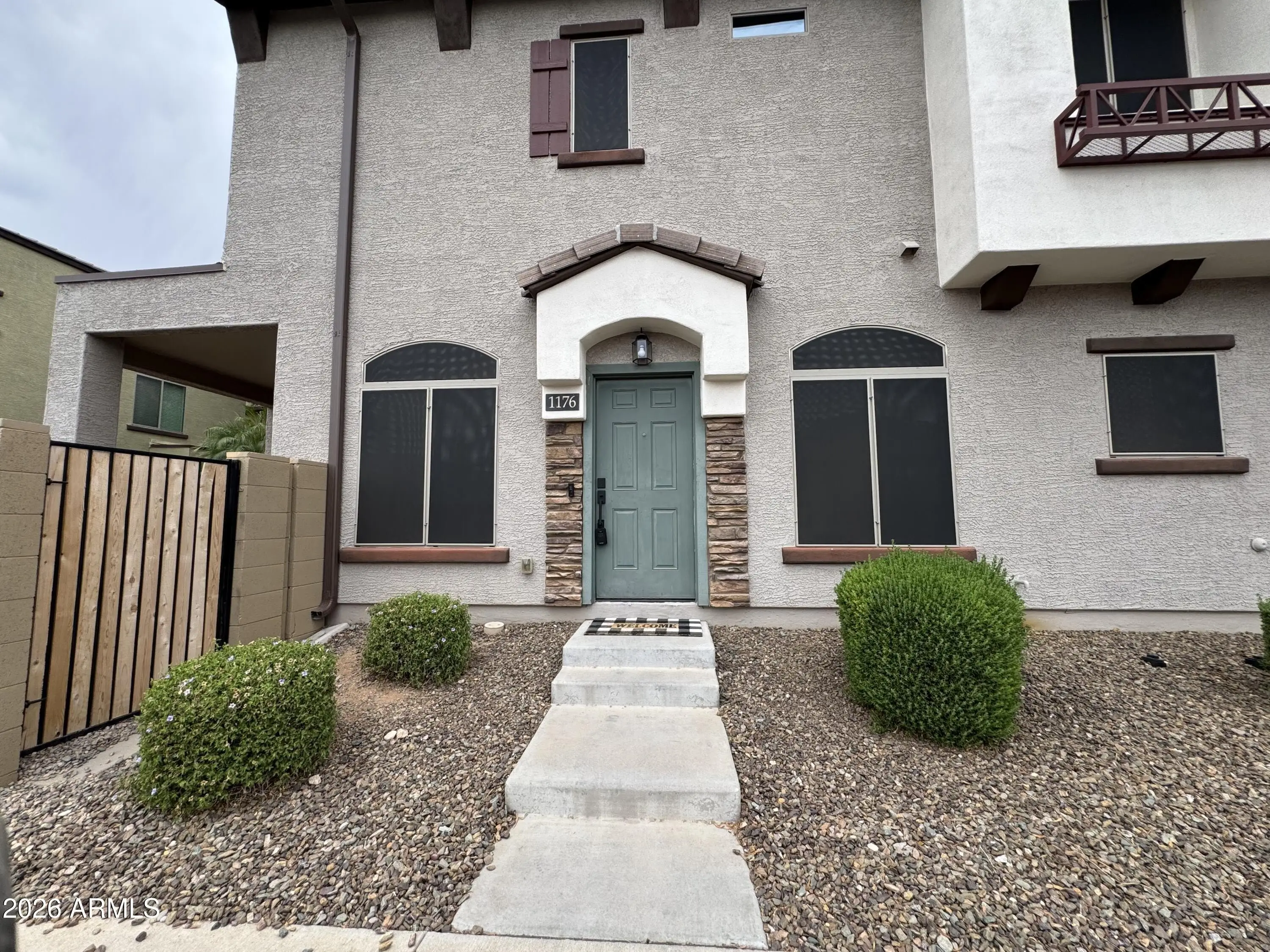 Ready To View Now! Beautiful Townhome In Great Location photo 2