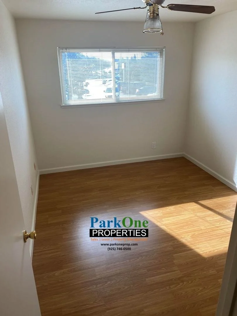 Spacious Updated 2 bed , 1 Bath photo 5