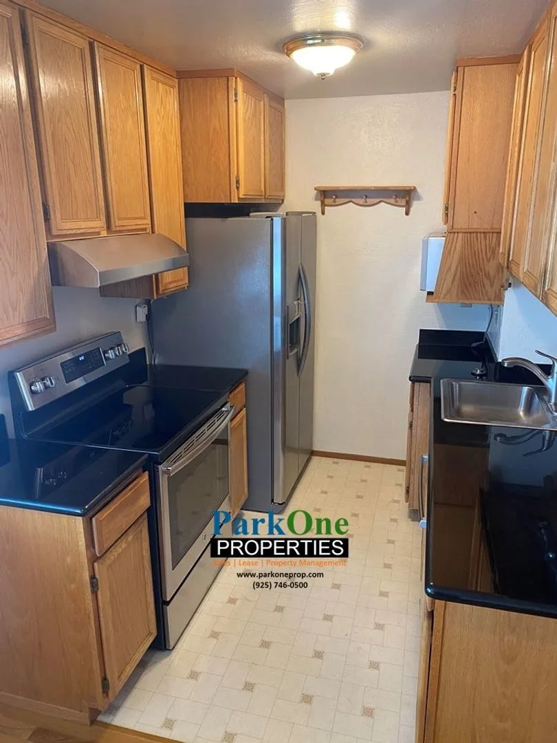 Spacious Updated 2 bed , 1 Bath photo 4