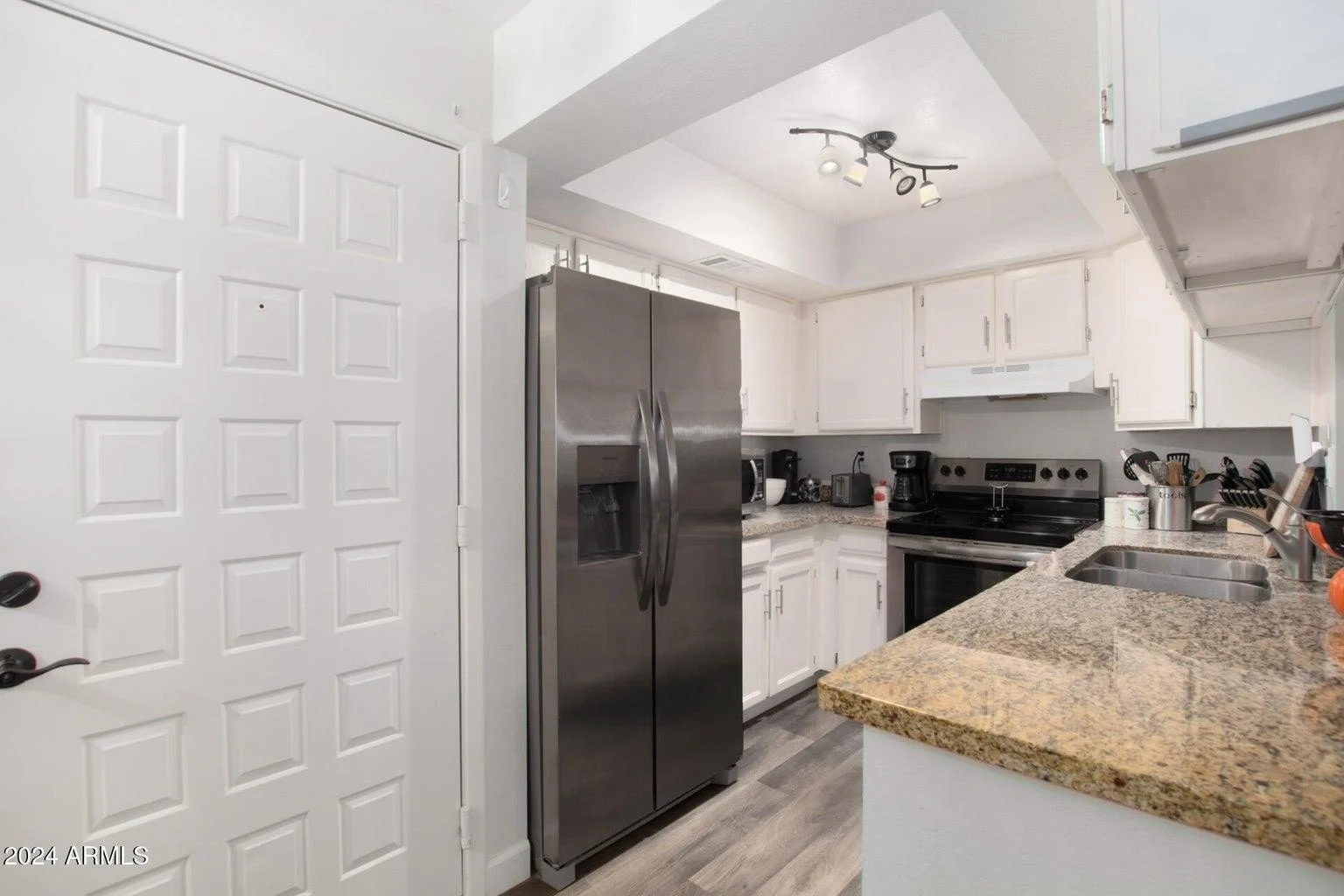 540 N May Street photo 5