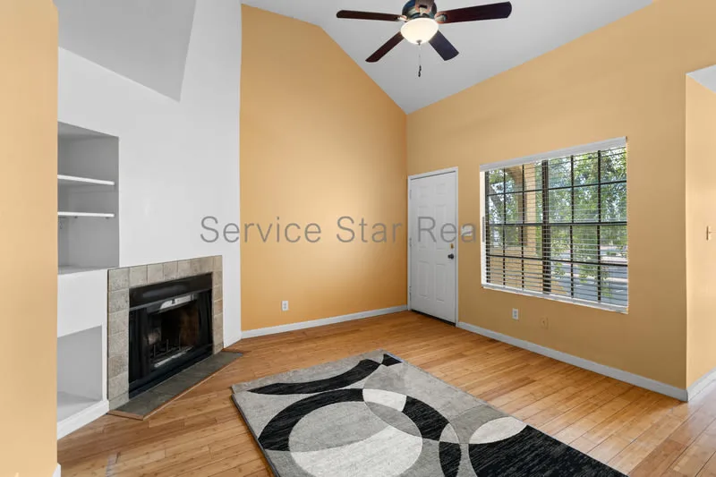 1126 W Elliot Rd photo 3
