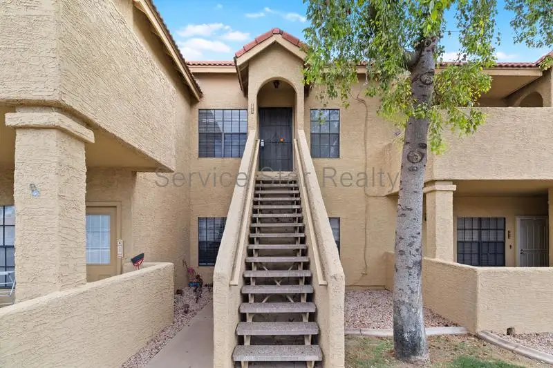 1126 W Elliot Rd photo 2