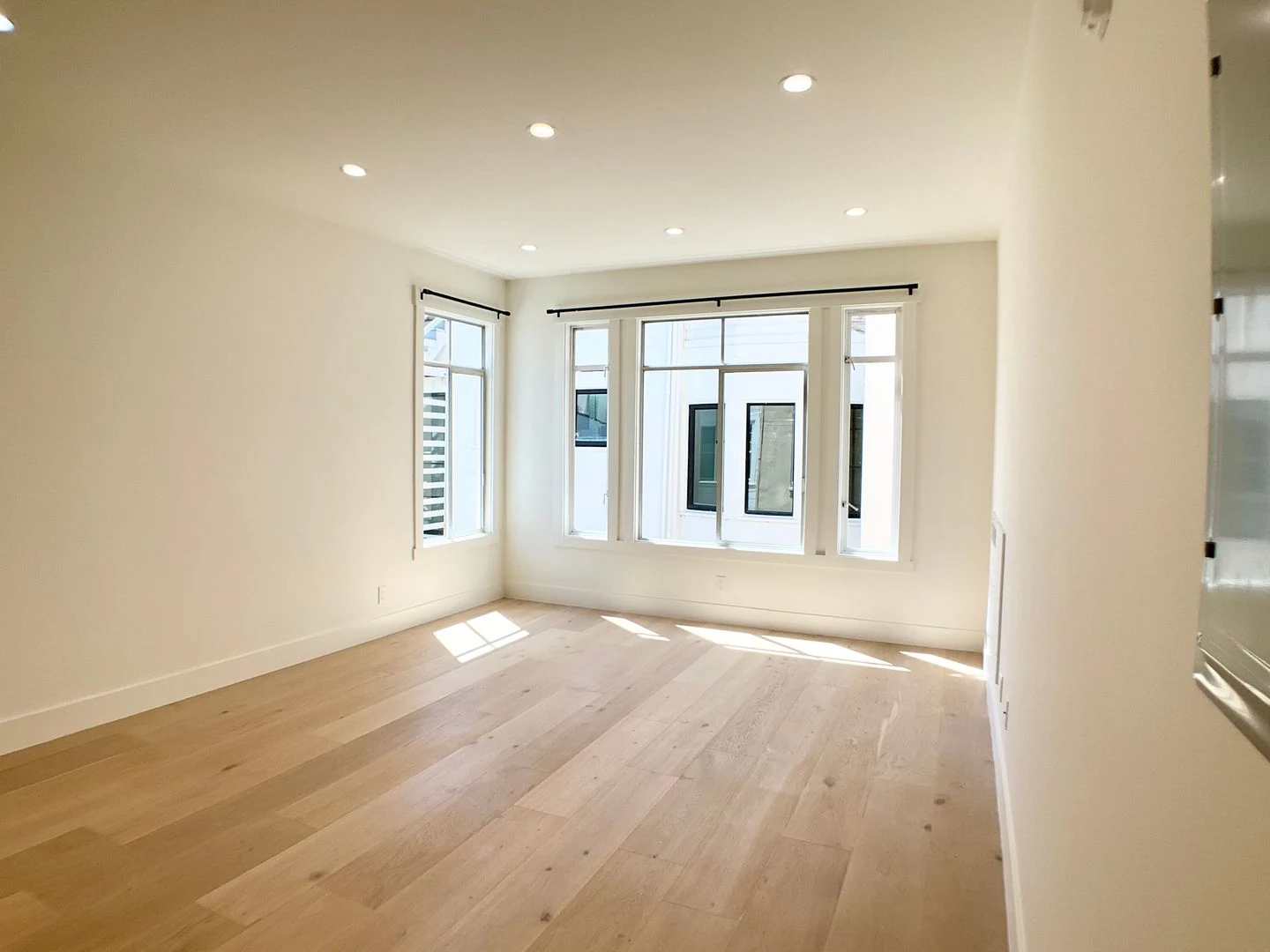 Private, Remodeled 1/1. In-unit W/d! Dishwasher! Roof Deck! Parking!