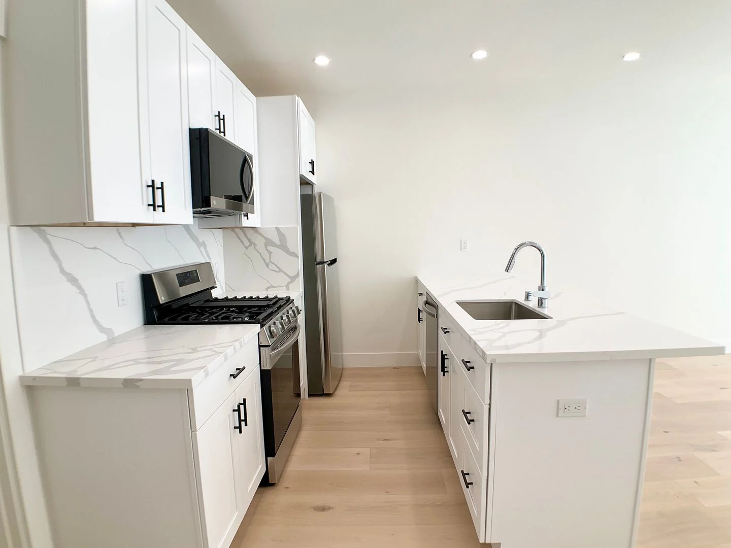Private, Remodeled 1/1. In-unit W/d! Dishwasher! Roof Deck! Parking! photo 5