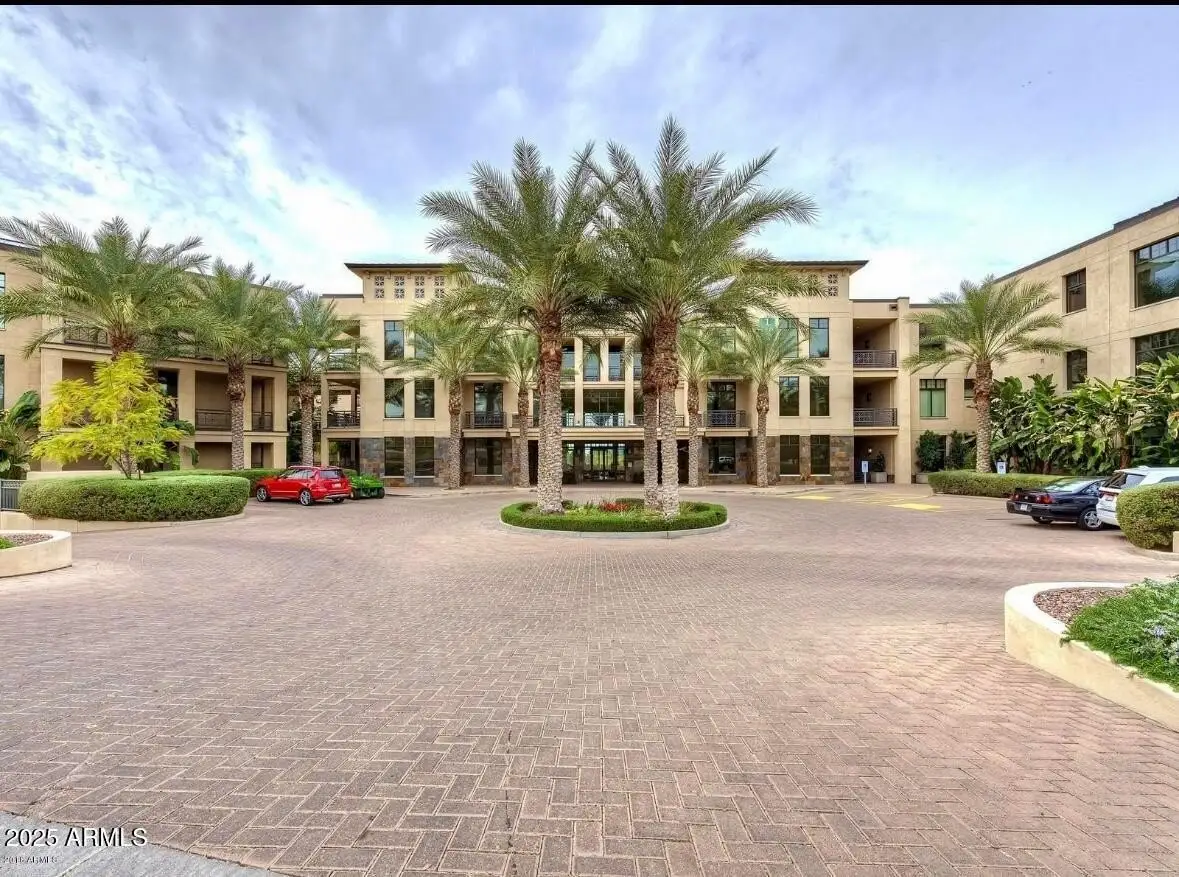 8 Biltmore Estates Dr Phoenix, AZ 85016
