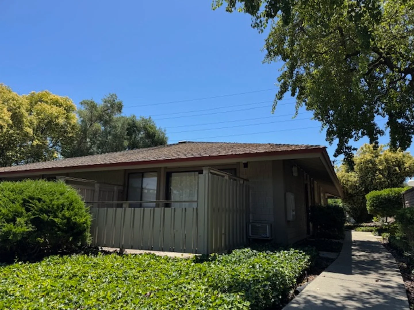 1 bedroom end unit with no upper or lower neighbors! photo 3